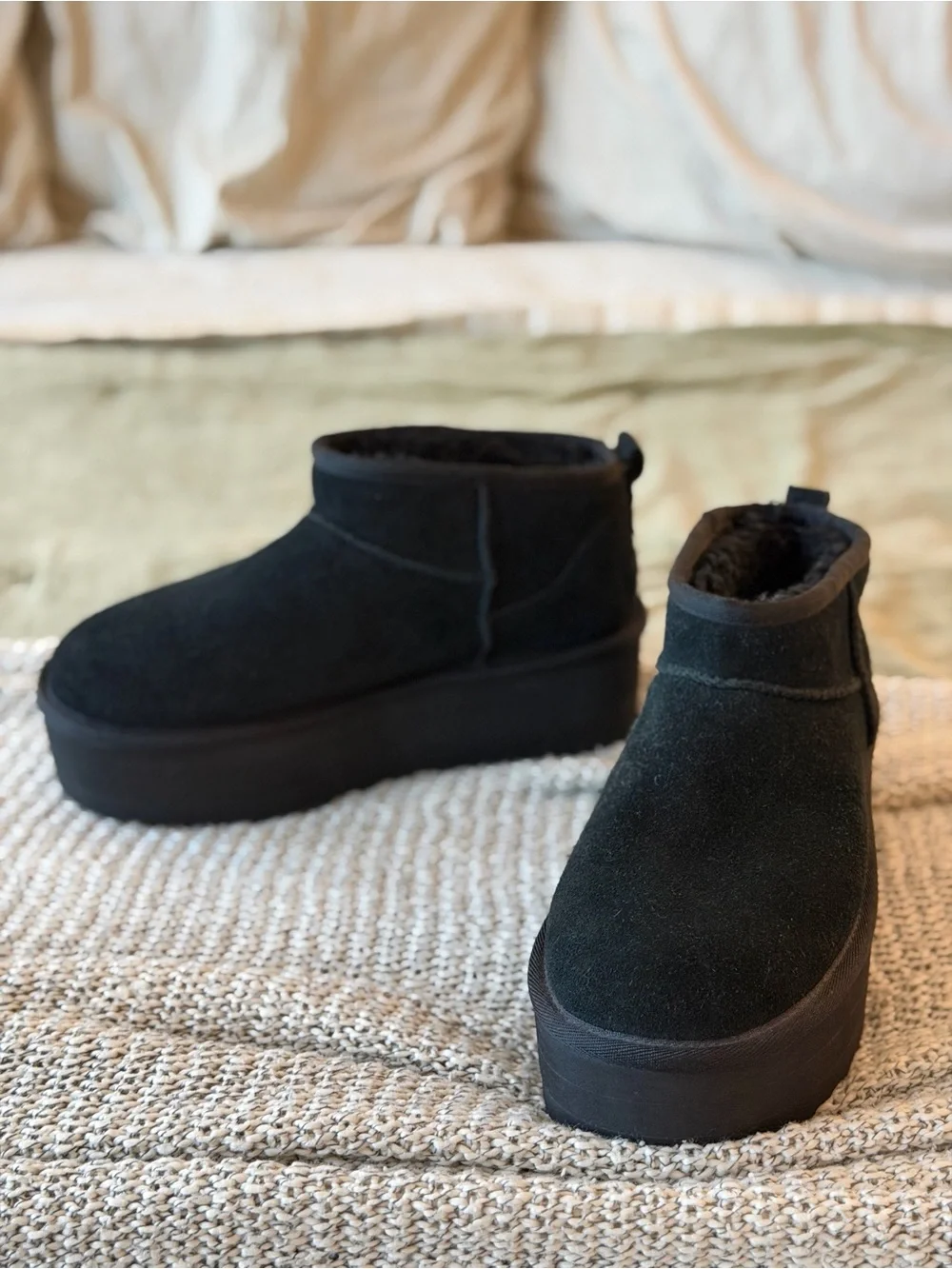 NWOB UGG Classic Ultra Mini Platform Boots - Black - 7.5